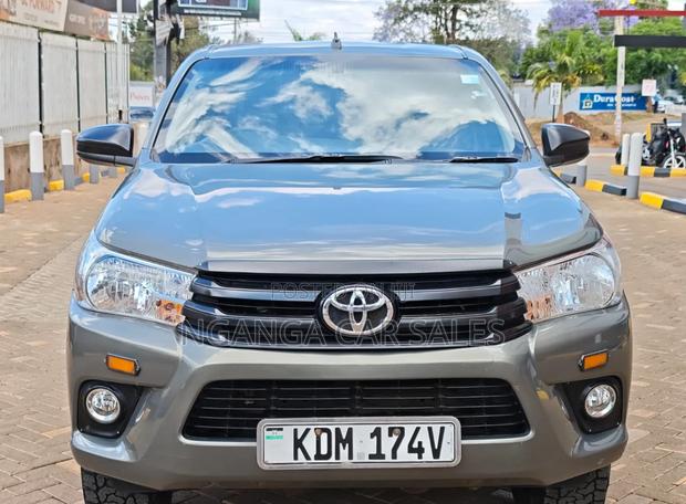Toyota Hilux 2023 Gray
