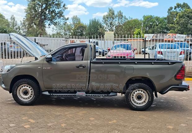 Toyota Hilux 2023 Gray