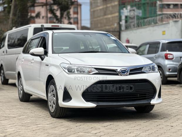 Toyota Corolla Fielder 1.5 Hybrid FWD 2019 White