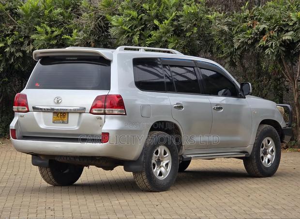 Toyota Land Cruiser 4.6 V8 GX 2012 Silver