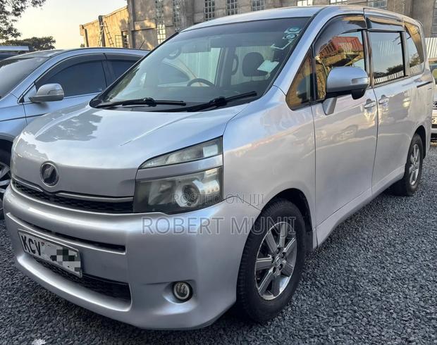 Toyota Voxy 2012 Silver