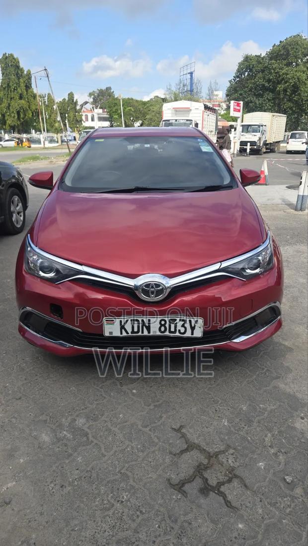 Toyota Auris 2016 Red