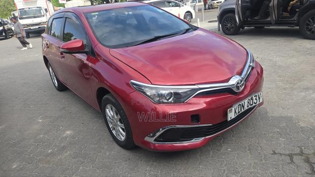Toyota Auris 2016 Red