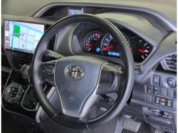 Toyota Voxy 2020 Pearl