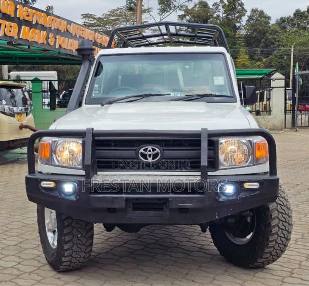 Toyota Land Cruiser 2016 White