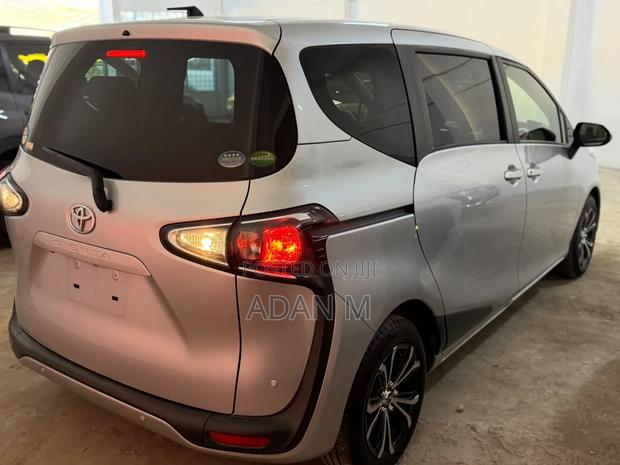 Toyota Sienta 2021 Silver