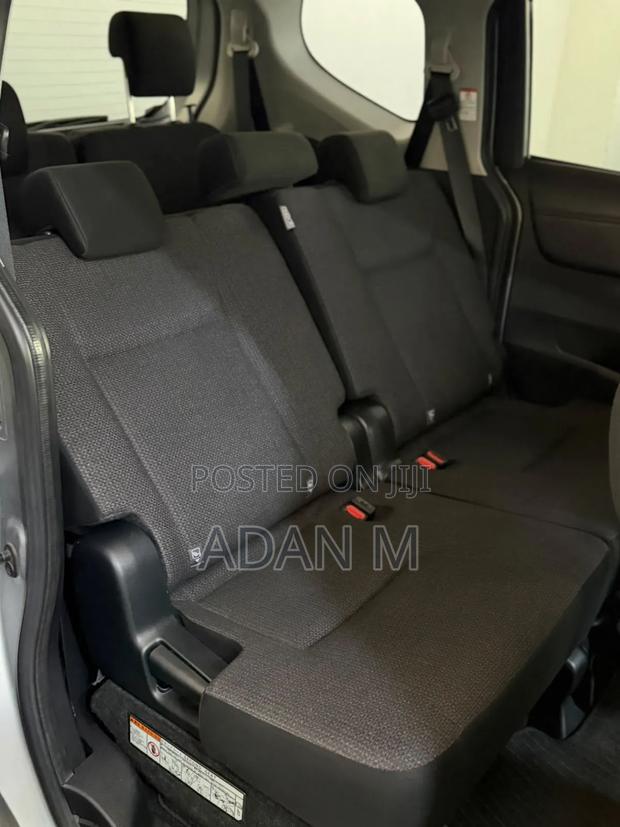 Toyota Sienta 2021 Silver