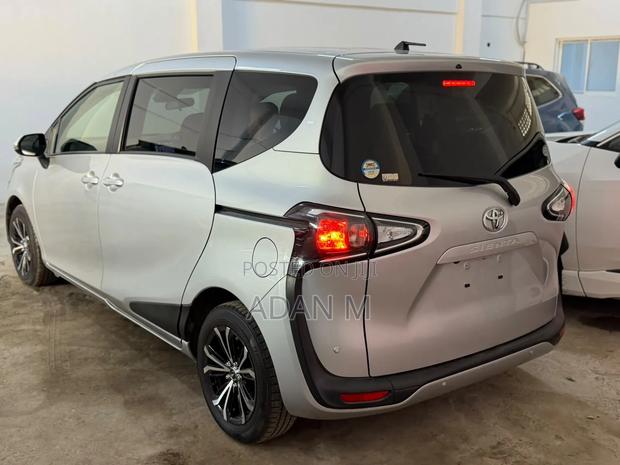 Toyota Sienta 2021 Silver