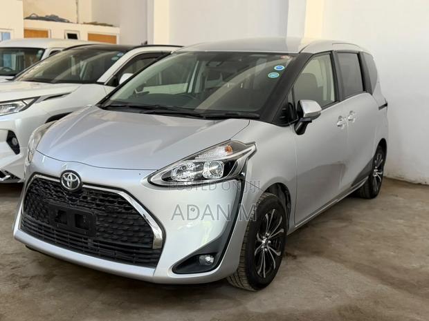 Toyota Sienta 2021 Silver