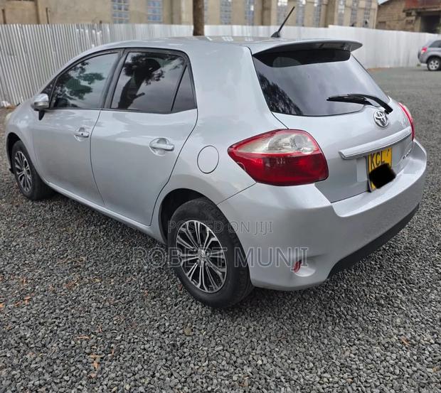 Toyota Auris 2010 Silver