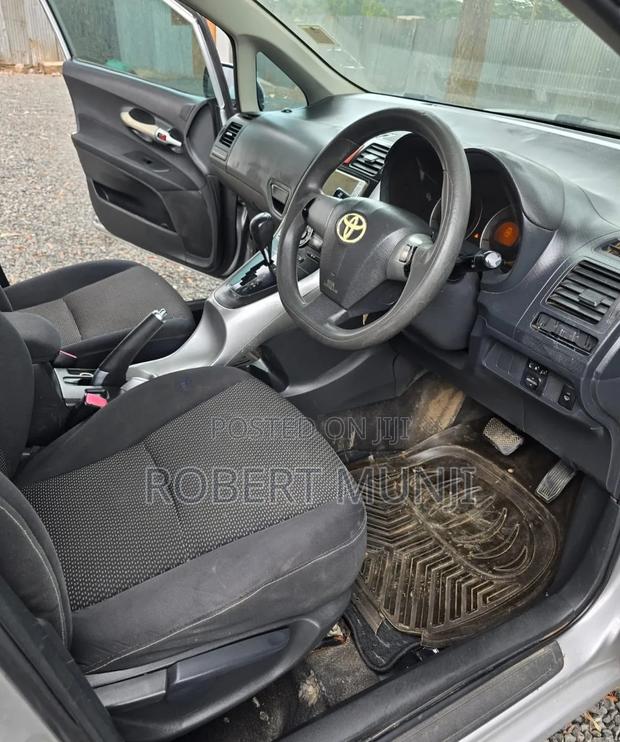 Toyota Auris 2010 Silver