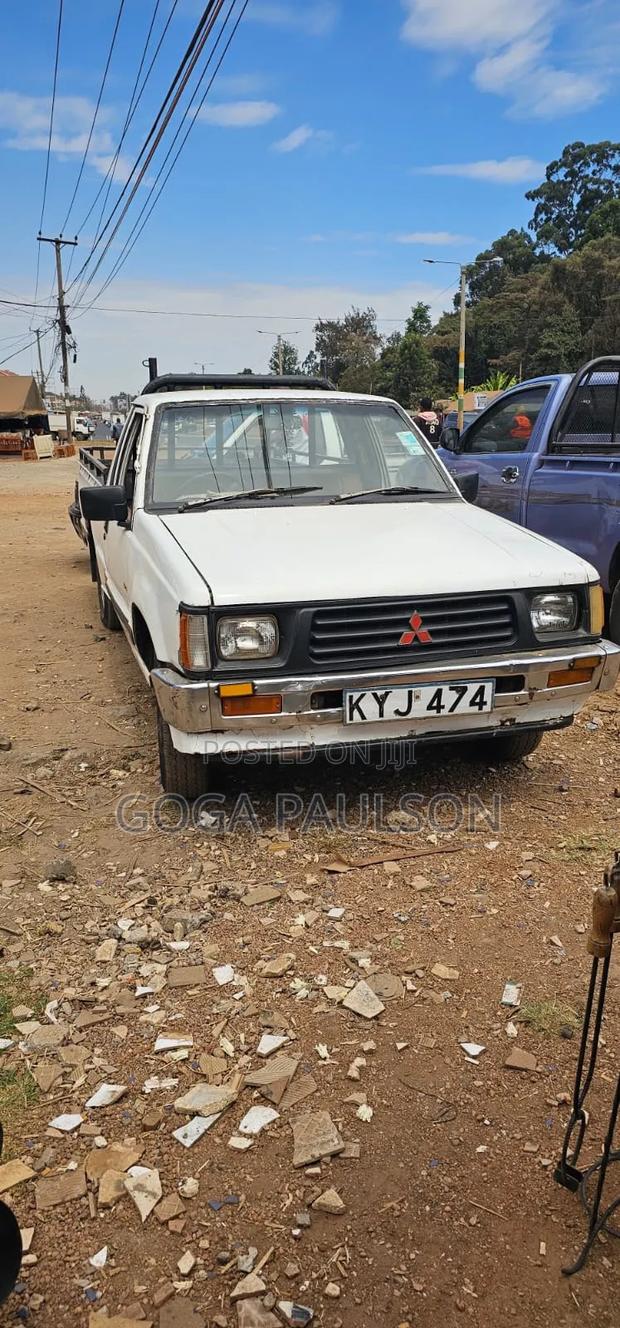 Mitsubishi L200 1982 White