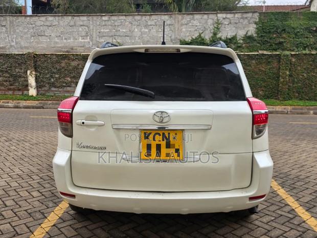 Toyota Vanguard 2010 White