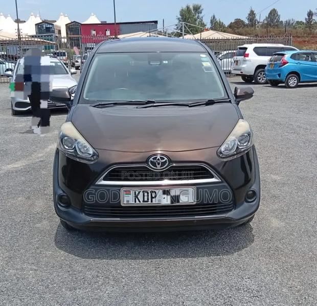 Toyota Sienta 2017 Brown