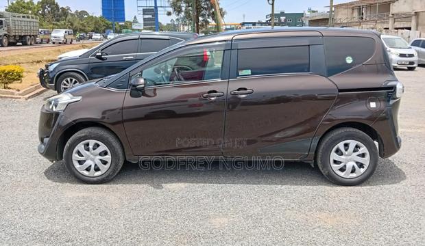 Toyota Sienta 2017 Brown