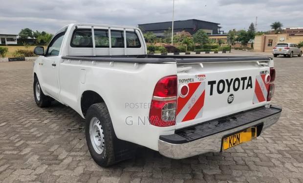 Toyota Hilux 2010 White