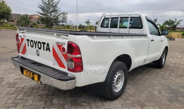 Toyota Hilux 2010 White