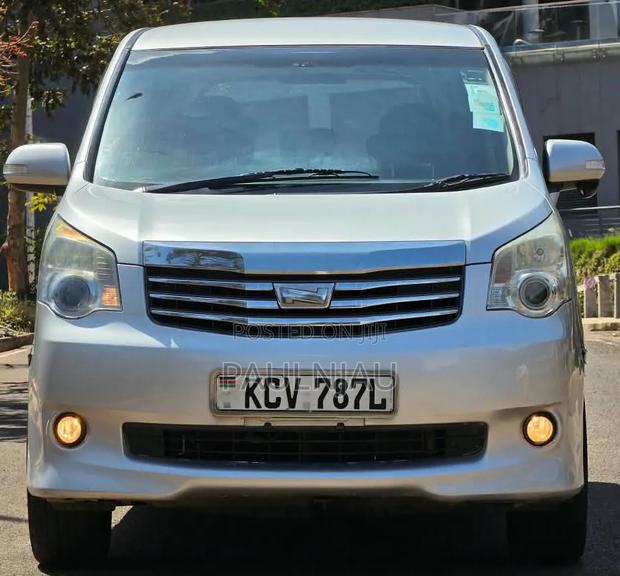 Toyota Noah 2012