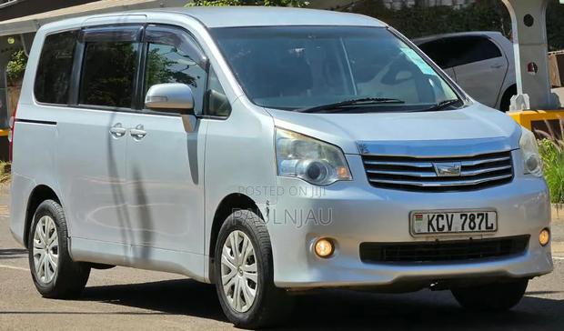 Toyota Noah 2012