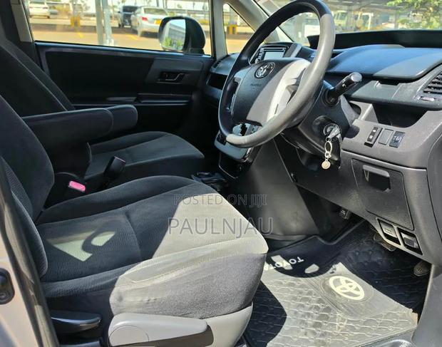 Toyota Noah 2012