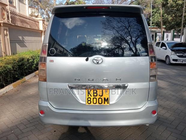 Toyota Noah 2.0 AWD (8 Seater) 2002 Silver