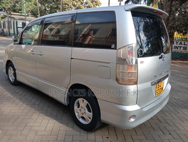 Toyota Noah 2.0 AWD (8 Seater) 2002 Silver