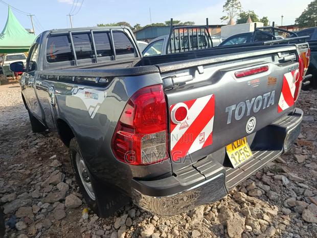 Toyota Hilux 2022 Gray