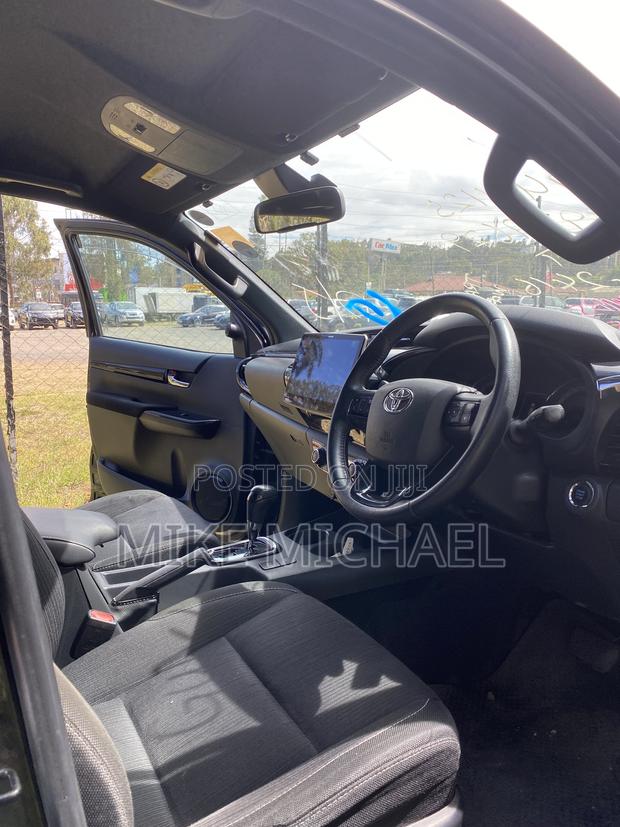Toyota Hilux SR 4x4 2019 Black