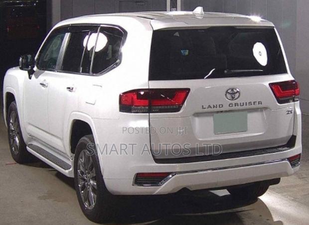 Toyota Land Cruiser LC300 2025 Off white
