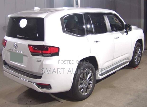 Toyota Land Cruiser LC300 2025 Off white