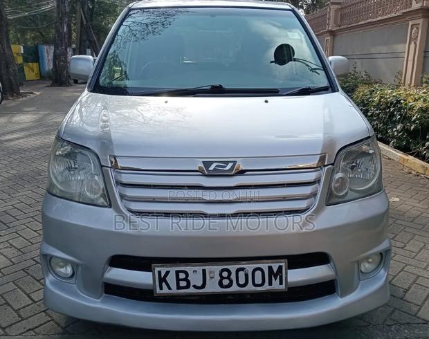 Toyota Noah 2002 Silver