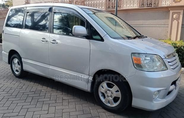 Toyota Noah 2002 Silver