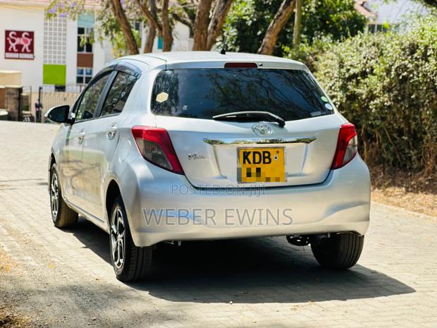 Toyota Vitz 1.0 FWD 5dr 2013 Silver