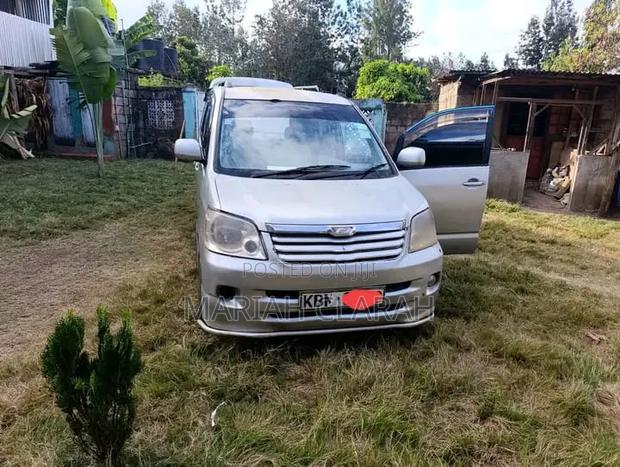 Toyota Noah 2005 Silver