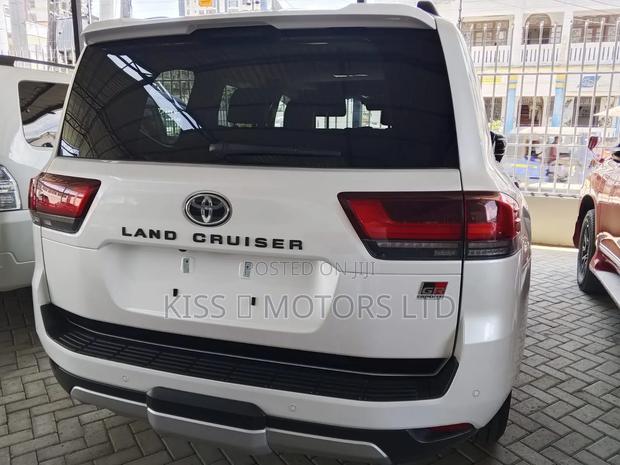 Toyota Land Cruiser Prado 2023 White