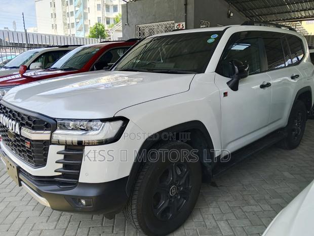 Toyota Land Cruiser Prado 2023 White