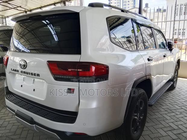Toyota Land Cruiser Prado 2023 White
