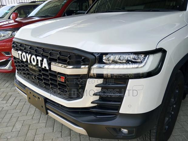 Toyota Land Cruiser Prado 2023 White