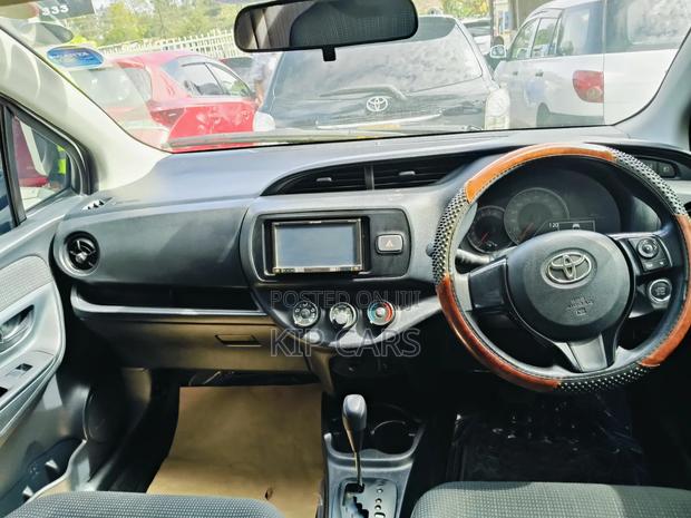 Toyota Vitz 1.3 FWD 5dr 2017 Silver