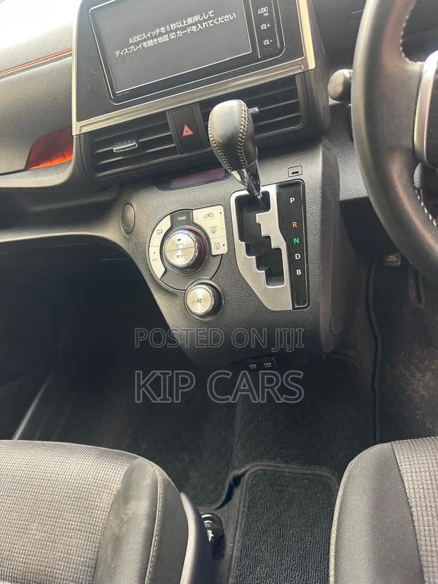 Toyota Sienta 1.5 Hybrid FWD 2019 Burgundy