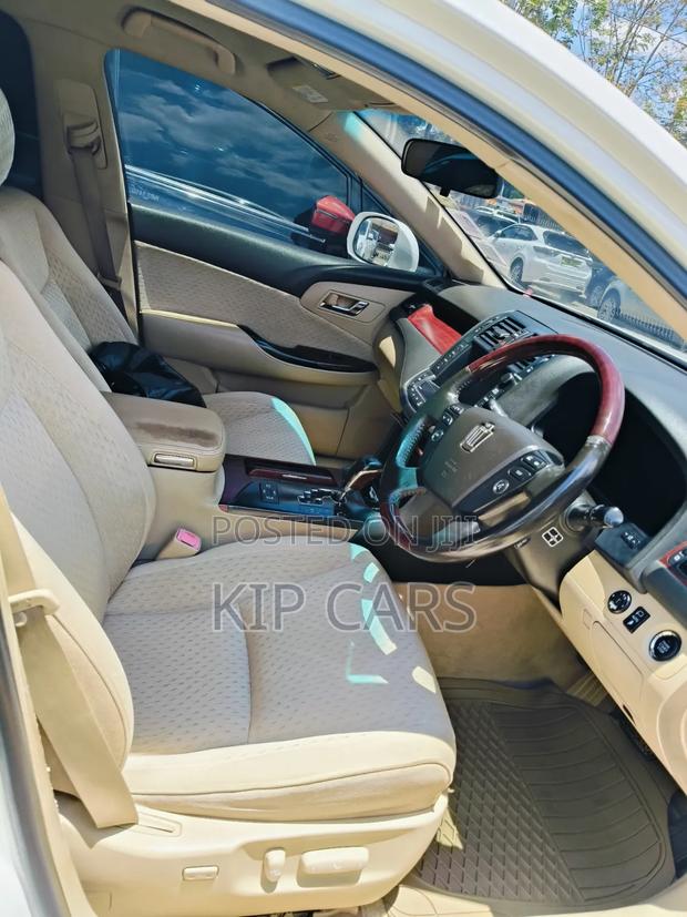 Toyota Crown 2010 White