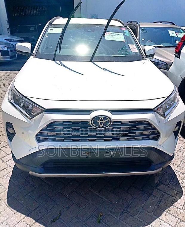 Toyota RAV4 XLE Premium AWD 2019 White