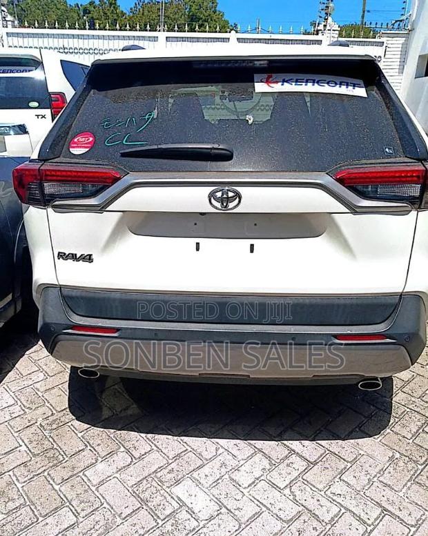 Toyota RAV4 XLE Premium AWD 2019 White