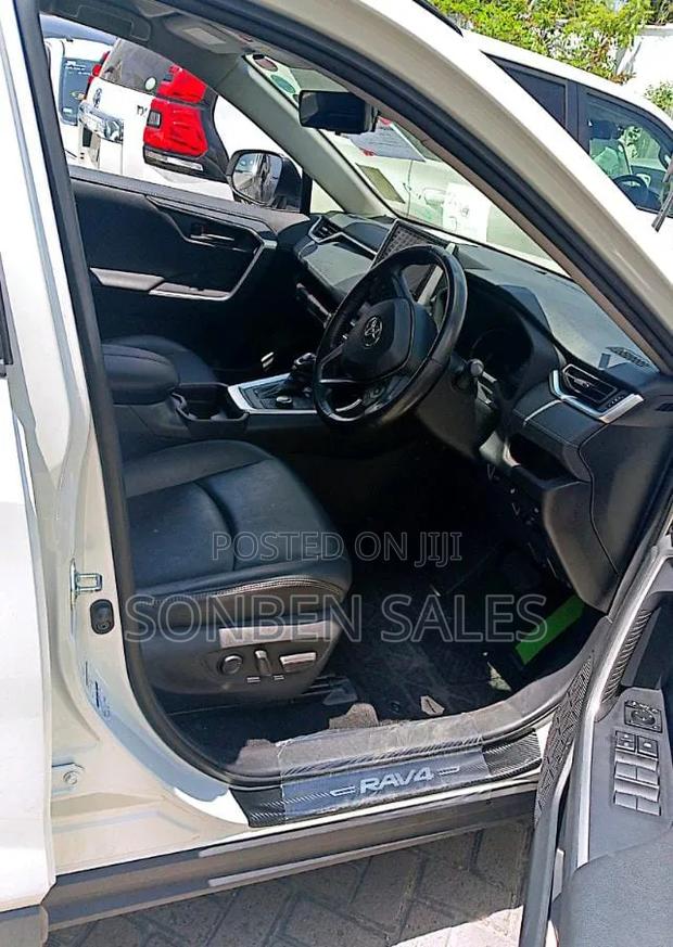 Toyota RAV4 XLE Premium AWD 2019 White