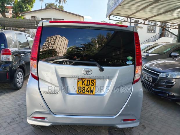 Toyota Roomy 2017 Silver