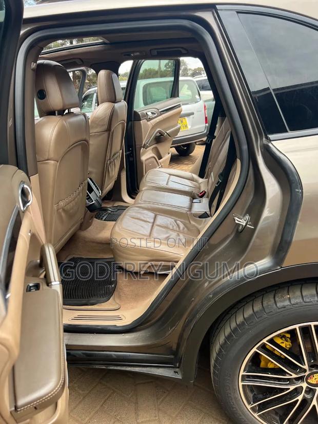 Porsche Cayenne 2014 Gold