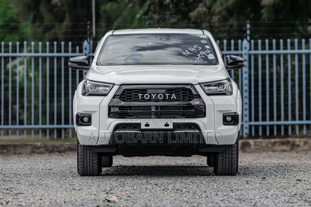 Toyota Hilux 2022 White