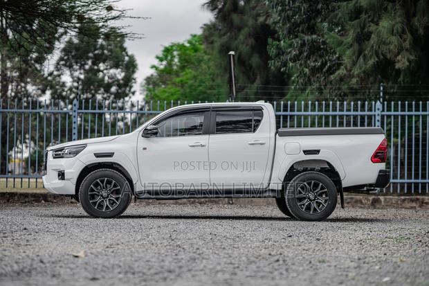 Toyota Hilux 2022 White