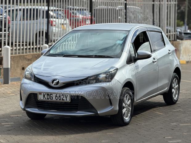 Toyota Vitz 2015 Silver