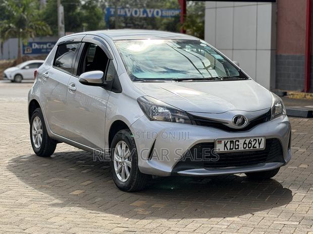 Toyota Vitz 2015 Silver